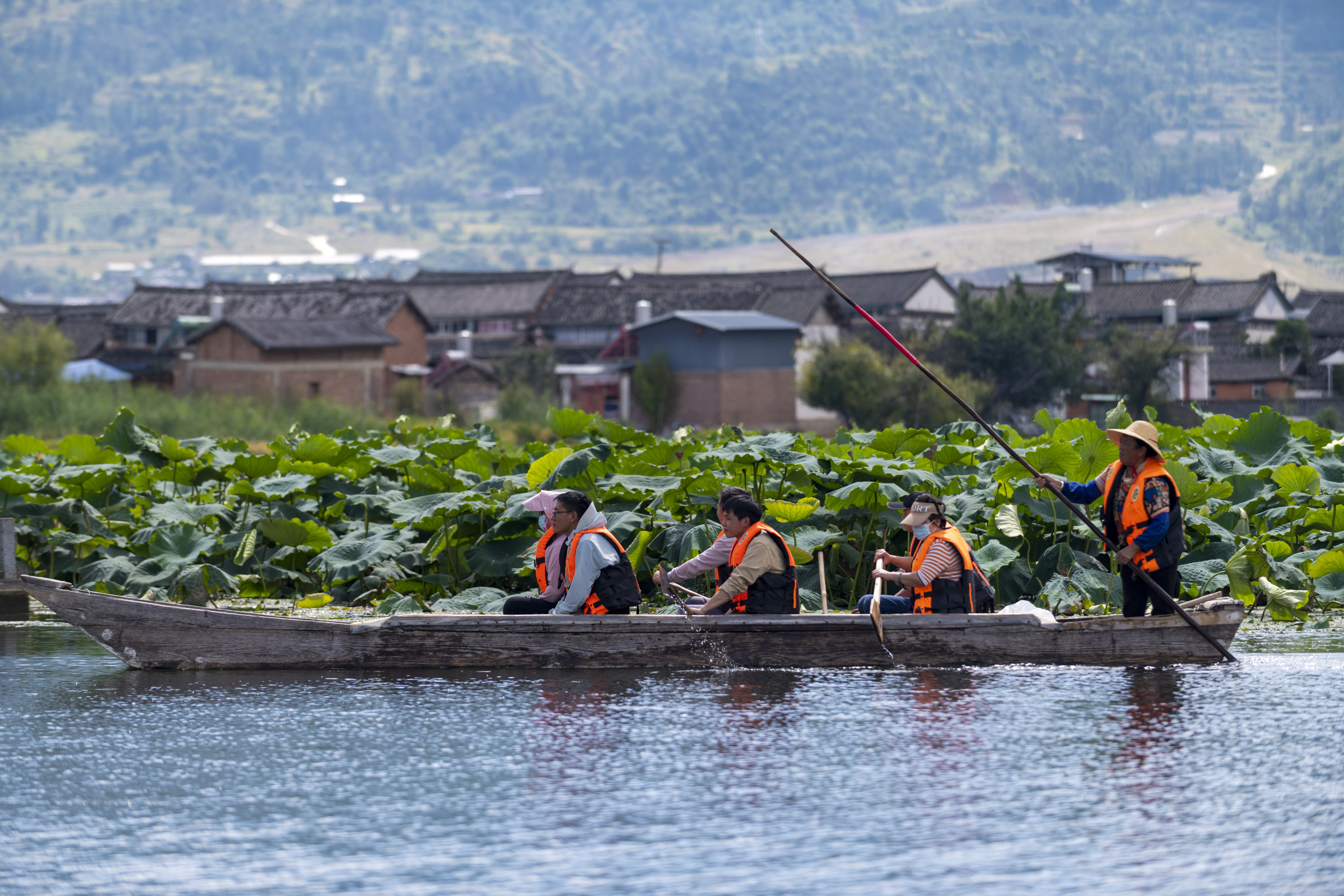 ส่องวิว 'หมู่บ้าน-เกาะ' กระจายกลางทะเลสาบในยูนนาน