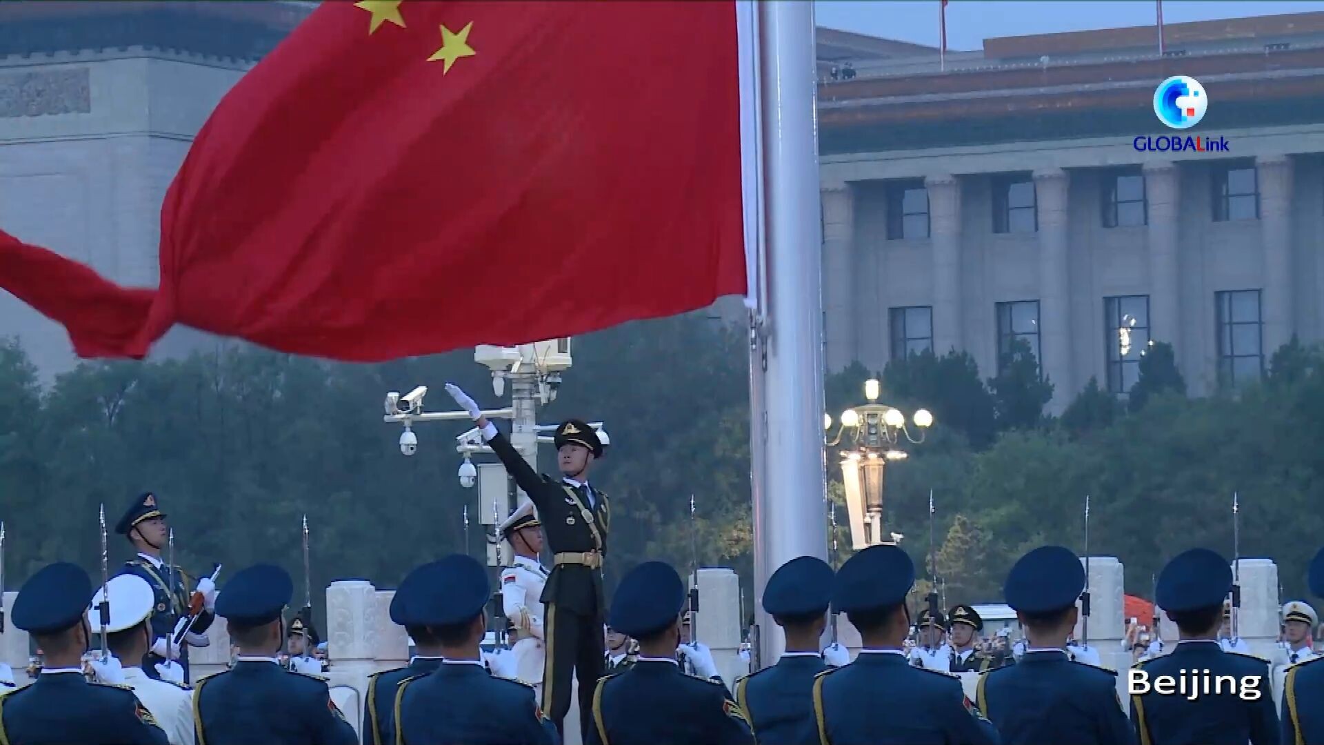 GLOBALink : จีนจัดพิธีเชิญธงสู่ยอดเสาทั่วประเทศ ฉลองวันชาติ ปีที่ 73