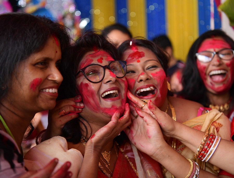 Asia Album : หญิงฮินดูป้ายแป้งแดง ฉลองเทศกาล 'ดุสเซห์รา' ในอินเดีย