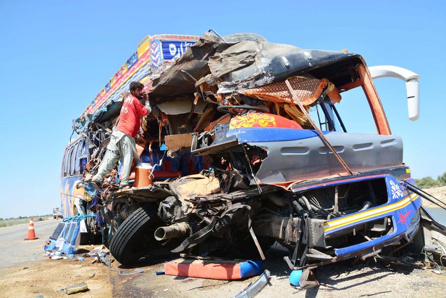 รถบรรทุกชน 'รถตู้โดยสาร' ในปากีฯ ดับ 13 เจ็บ 12