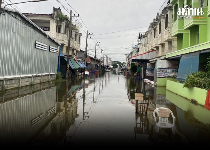 น้ำท่วมตลาดสดพิมายเมืองใหม่หลายสัปดาห์ ส่งกลิ่นเหม็น ชาวบ้านต้องลุยน้ำเน่า