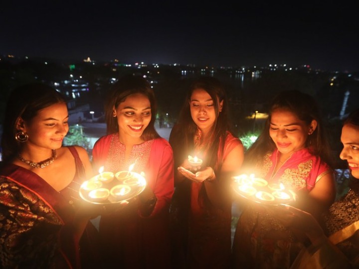 Asia Album : ผู้คนจุดแสงสว่างฉลอง 'เทศกาลดิวาลี' ในอินเดีย