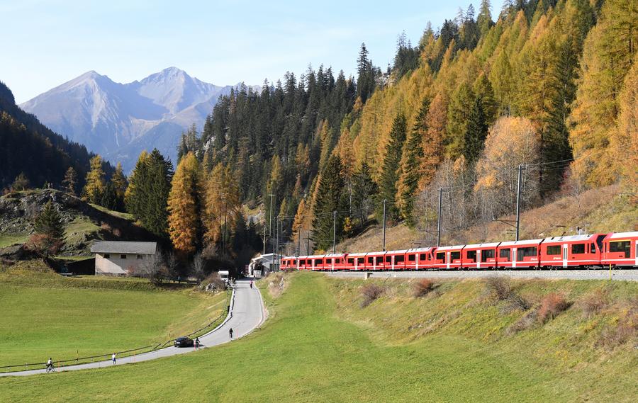 สวิสฯ สร้างสถิติโลกเดินขบวนรถไฟรางแคบ 'ยาวสุด' ในโลก