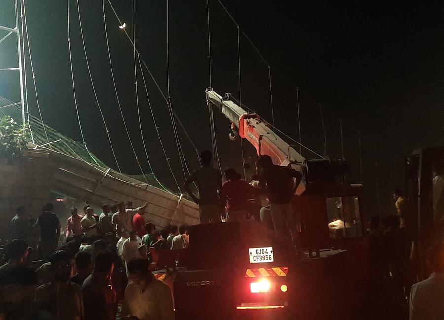 อินเดียเร่งกู้ภัยเหตุ 'สะพานแขวนถล่ม' ดับแล้วอย่างน้อย 60 ราย
