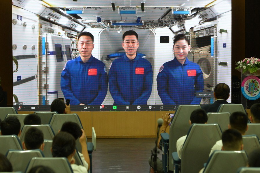 นักเรียนไทยไต่บันไดฝัน ร่วมคุยสดกับ 'นักบินอวกาศจีน' ในวงโคจร