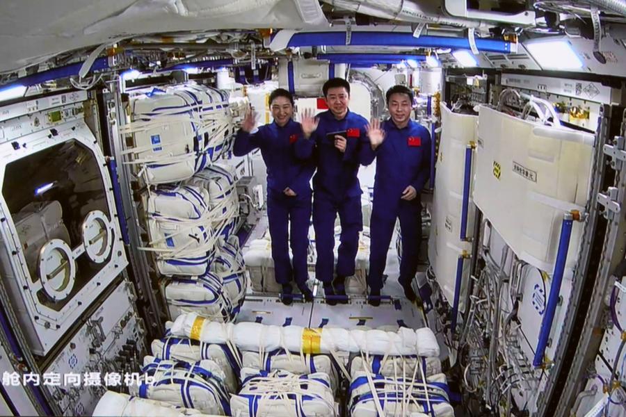 ทีมนักบินอวกาศจีน 'เสินโจว-14' เข้าสู่โมดูลเมิ่งเทียนสำเร็จ
