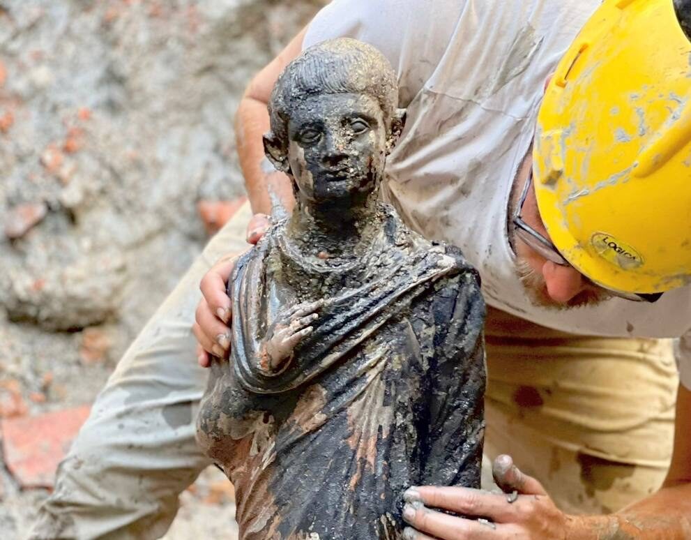 อิตาลีพบรูปปั้นเทพเจ้า-จักรพรรดิโรมัน ซุกใต้โรงอาบน้ำเก่าแก่สองพันปี