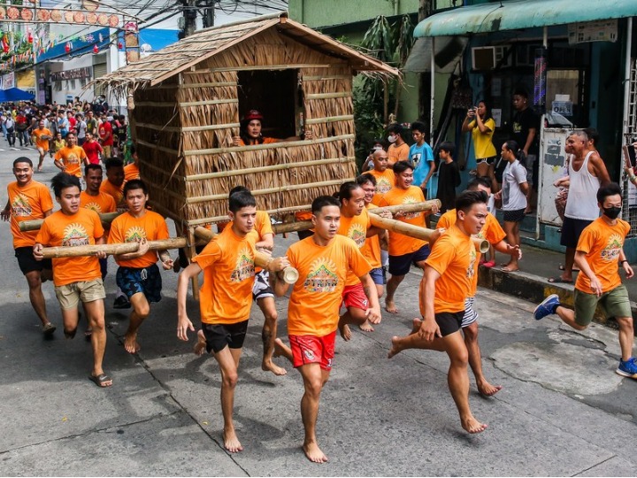 Asia Album : สีสันงานแข่ง 'วิ่งแบกกระต๊อบ' ในฟิลิปปินส์