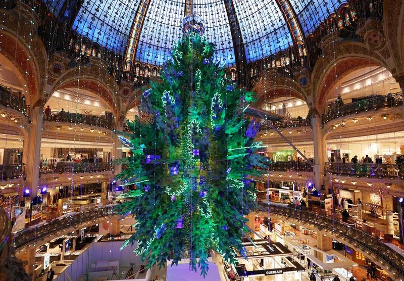 ห้างฯ ดังปารีสแขวน 'ต้นคริสต์มาสยักษ์' รับช่วงเทศกาล