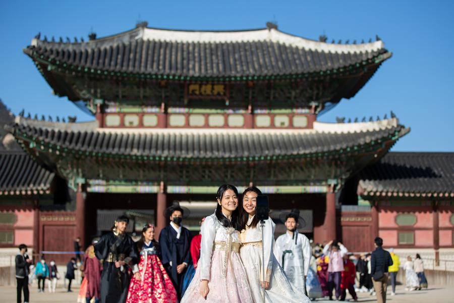 นักท่องเที่ยวสวมฮันบกเยือน 'พระราชวังเคียงบกกุง'