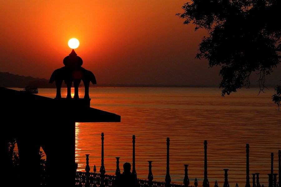 อาทิตย์อัสดงริมทะเลสาบในอินเดีย