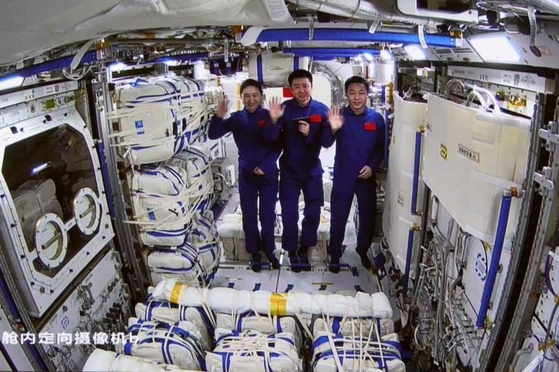 ยานอวกาศ 'เสินโจว-14' แยกตัวจากสถานีอวกาศจีนแล้ว