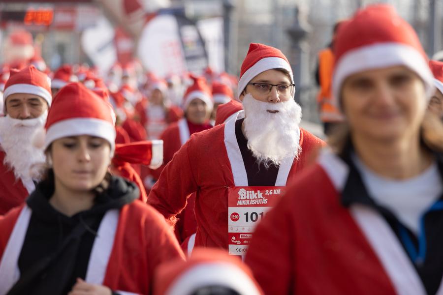 ชาวฮังการีสวม 'ชุดซานตา' ร่วมงานวิ่งการกุศล
