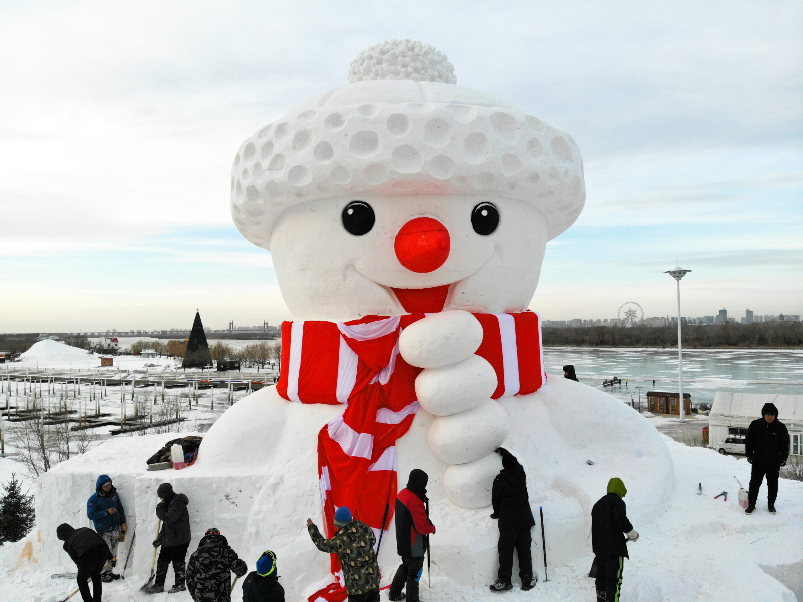 ฮาร์บินตั้ง 'ตุ๊กตาหิมะยักษ์' สูง 18 เมตร