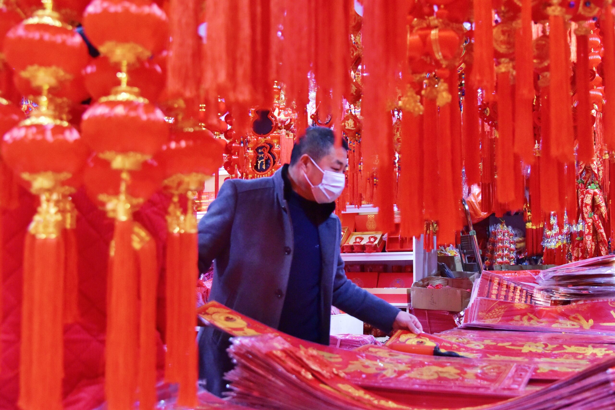 ชาวจีนหาซื้อ 'ของประดับแดง' เรียกมงคลรับปีใหม่