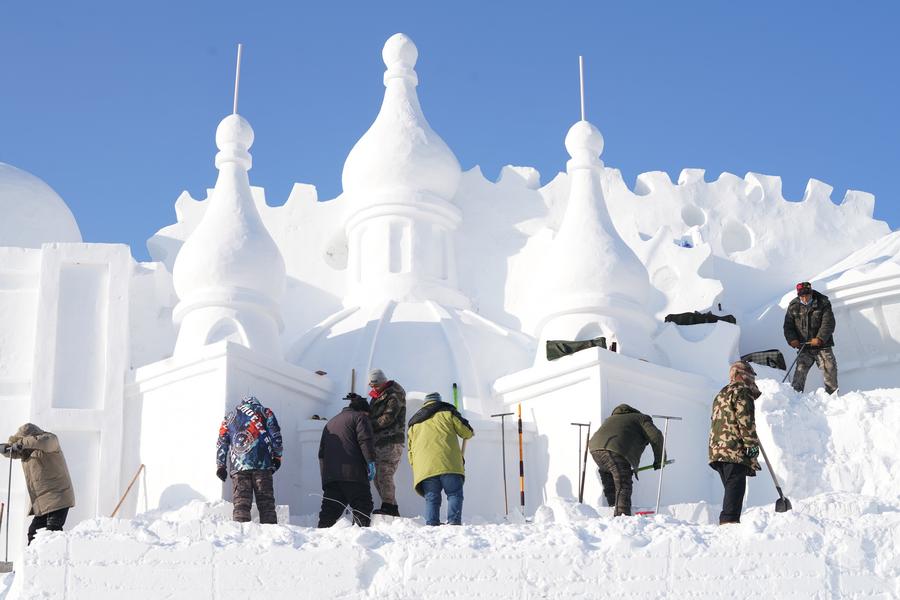 ผู้คนลุยงาน 'ปั้นหิมะยักษ์' รับนิทรรศการในฮาร์บิน