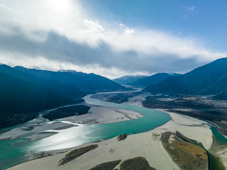 ยลทิวทัศน์แม่น้ำ 'หย่าหลู่จ้างปู้' สีเขียวดั่งหยกในทิเบต