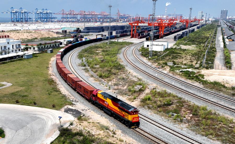 จีนเผยรถไฟระเบียงการค้าบก-ทะเล ขนส่งสินค้าเพิ่มขึ้นในปี 2022