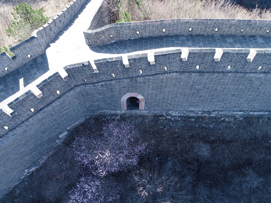 นักวิจัยจีนพบ 'ซากประตูลับ' บนกำแพงเมืองจีน กว่า 130 บาน