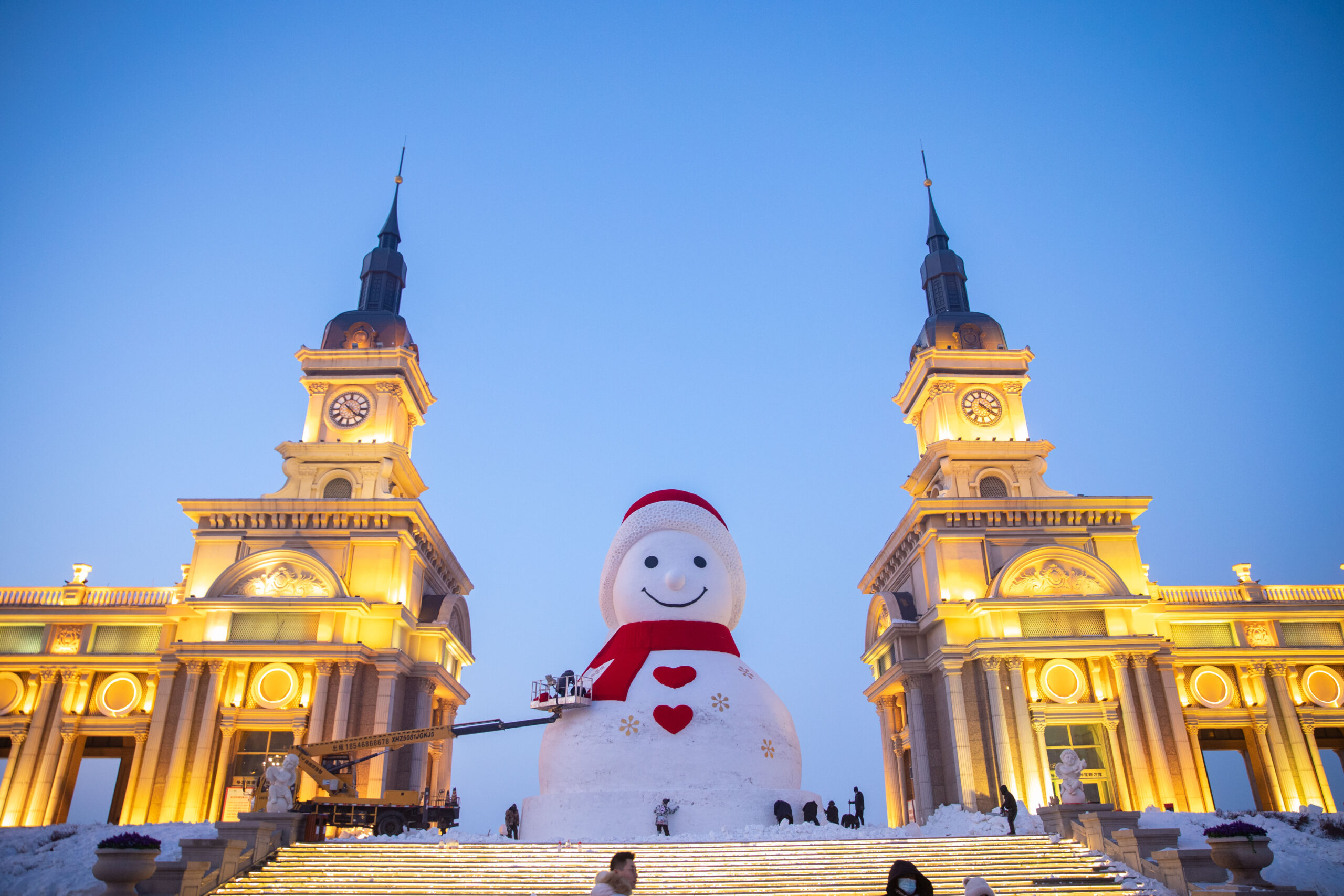 GLOBALink : ตุ๊กตาหิมะใหญ่ยักษ์ หวนยืนยิ้มแฉ่งในฮาร์บิน