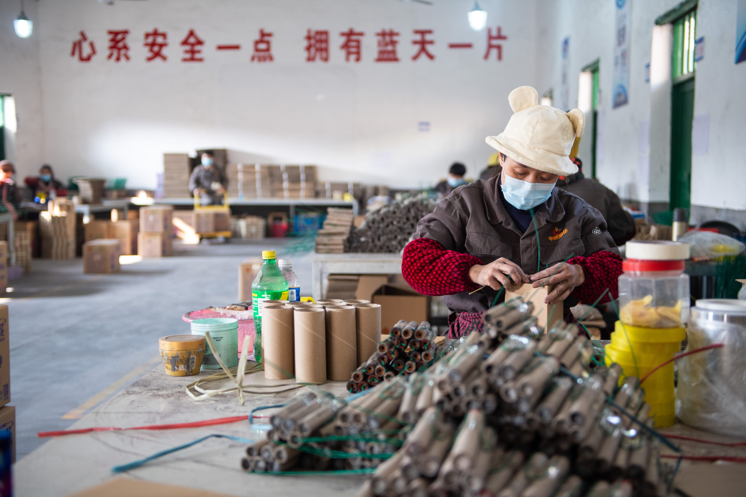 โรงงานในหูหนานเร่งผลิตดอกไม้ไฟรับตรุษจีน