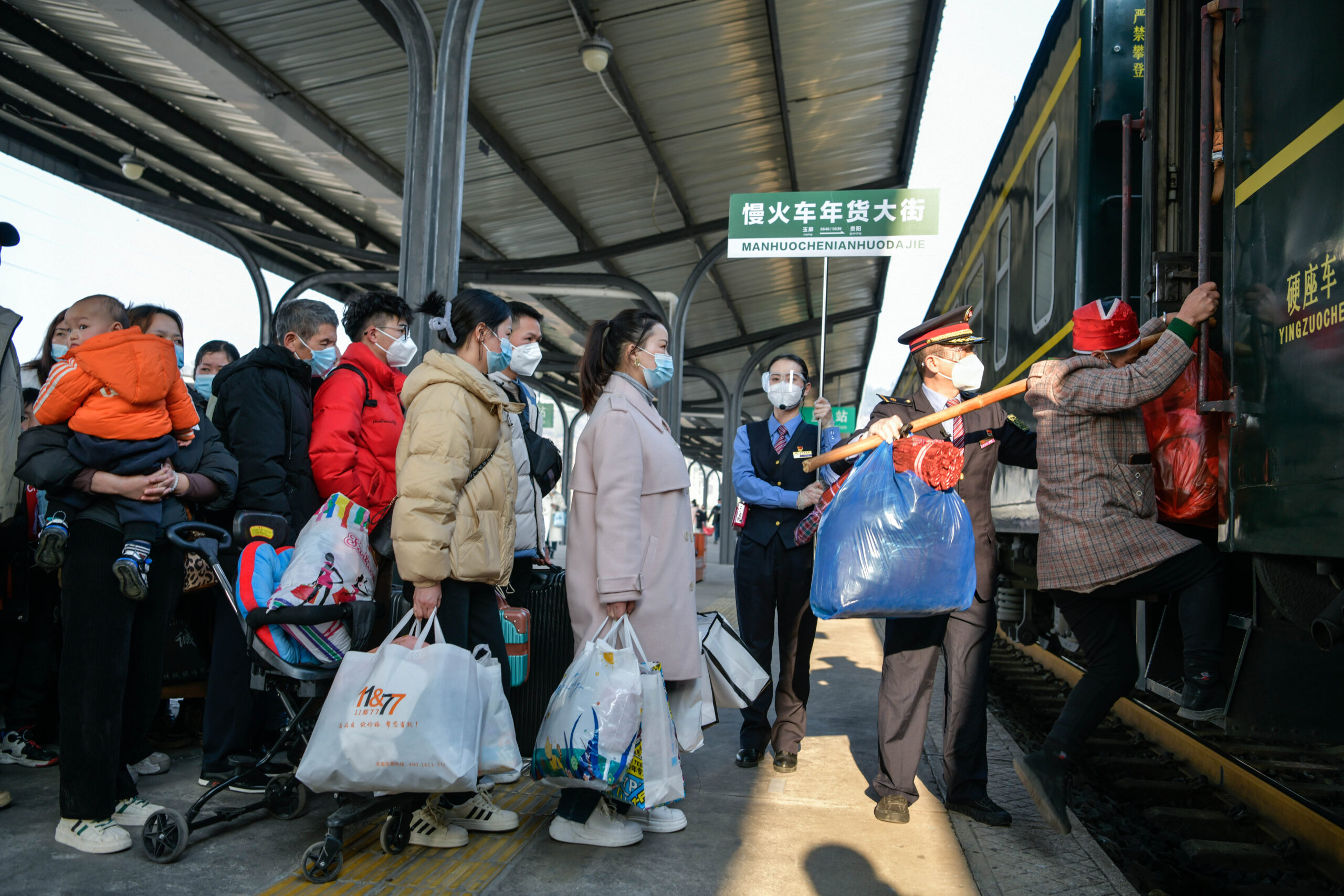 'รถไฟความเร็วต่ำ' ในกุ้ยโจว อวดสารพัดสินค้ารับตรุษจีน