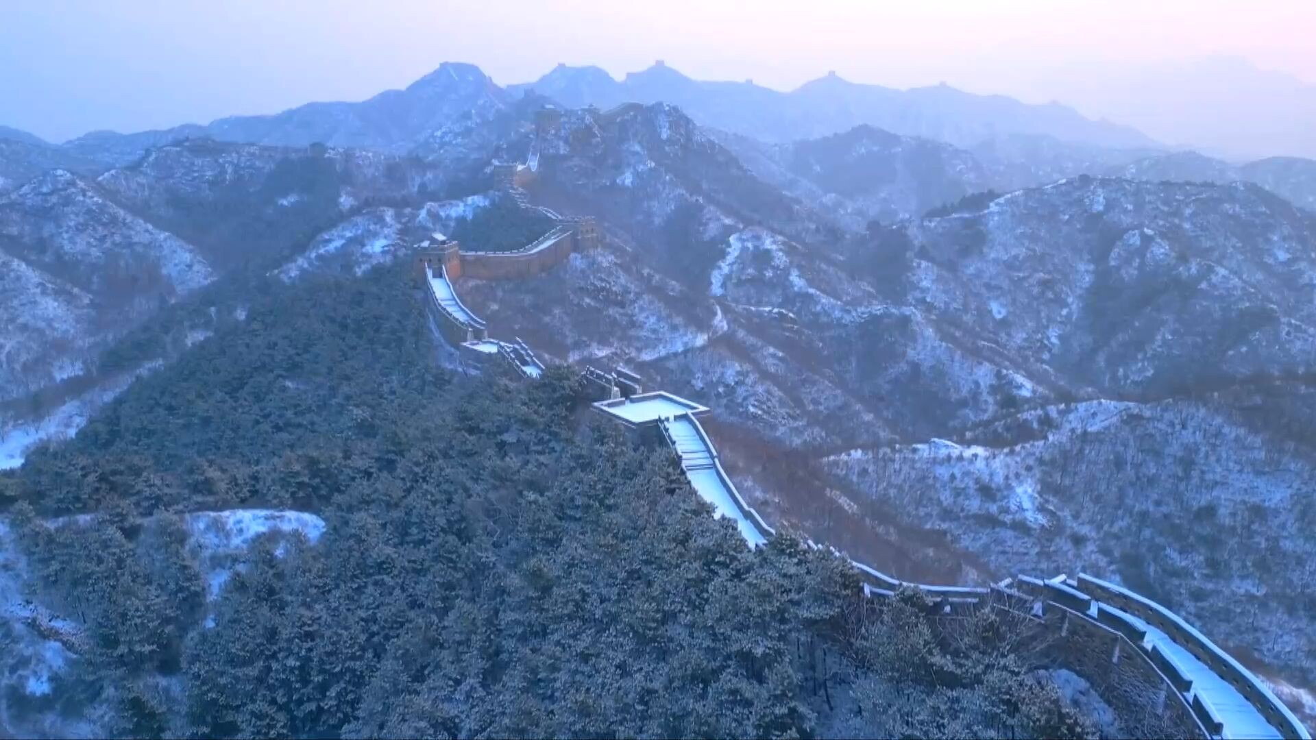 กำแพงเมืองจีน ด่านจินซานหลิ่ง งดงามรับหิมะแรกของปี