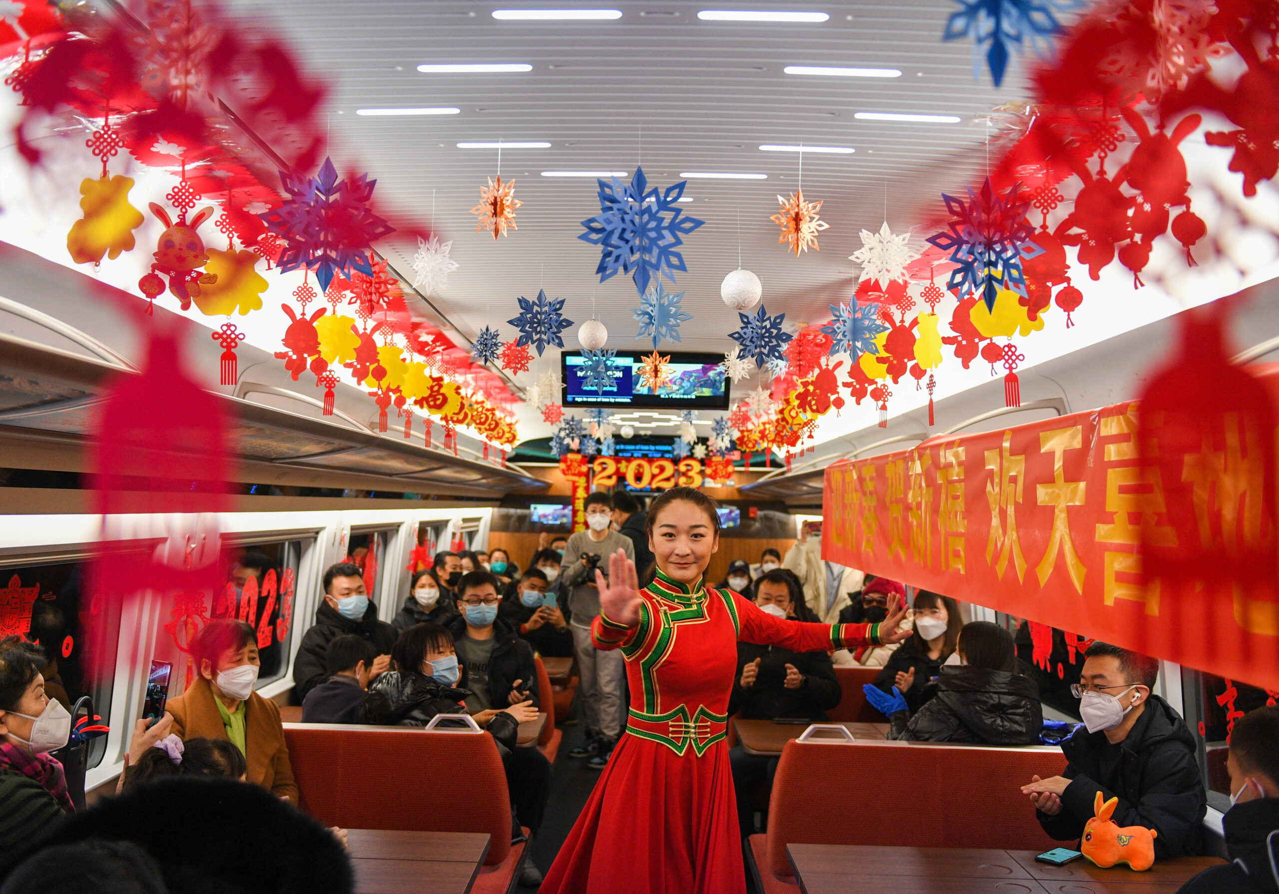 รถไฟหัวกระสุนฟู่ซิงสุดคึกคัก ต้อนรับ 'วันตรุษจีนเล็ก'