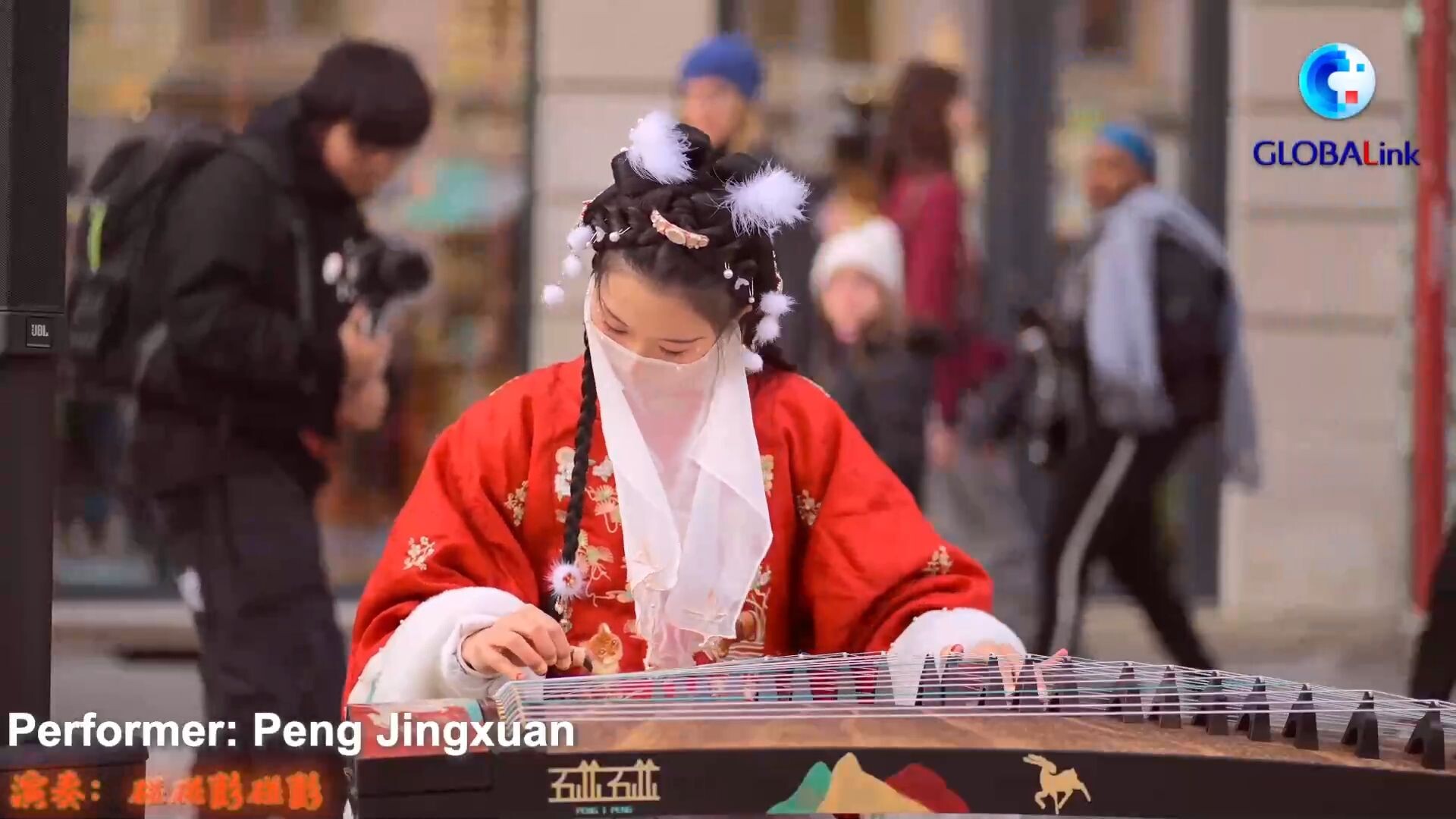 GLOBALink : นศ.จีนสวมฮั่นฝูเล่น 'กู่เจิง' รับตรุษจีนในฝรั่งเศส