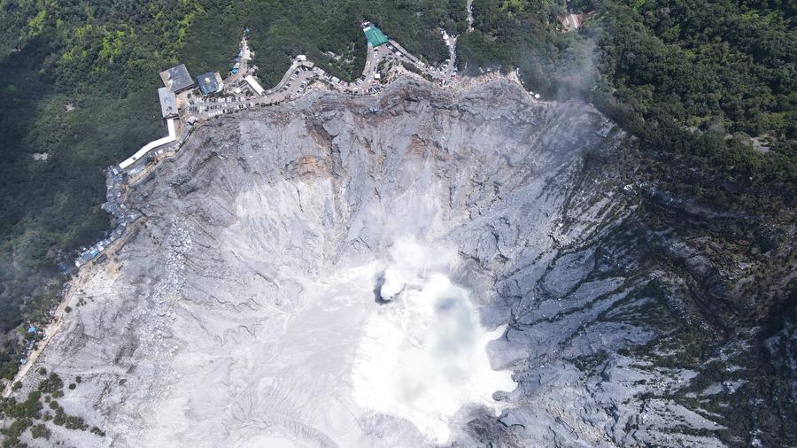 ผู้คนเที่ยวชม 'ตังคูบัน ปาราฮู' ภูเขาไฟในอินโดฯ