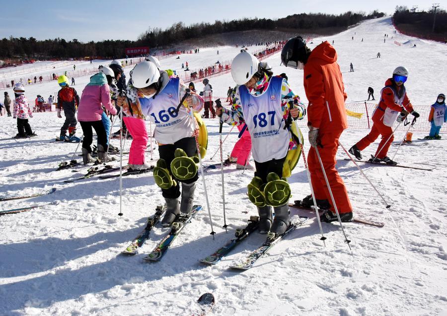 ชาวจีนตะลุยหิมะเล่นสกีในชิงเต่า