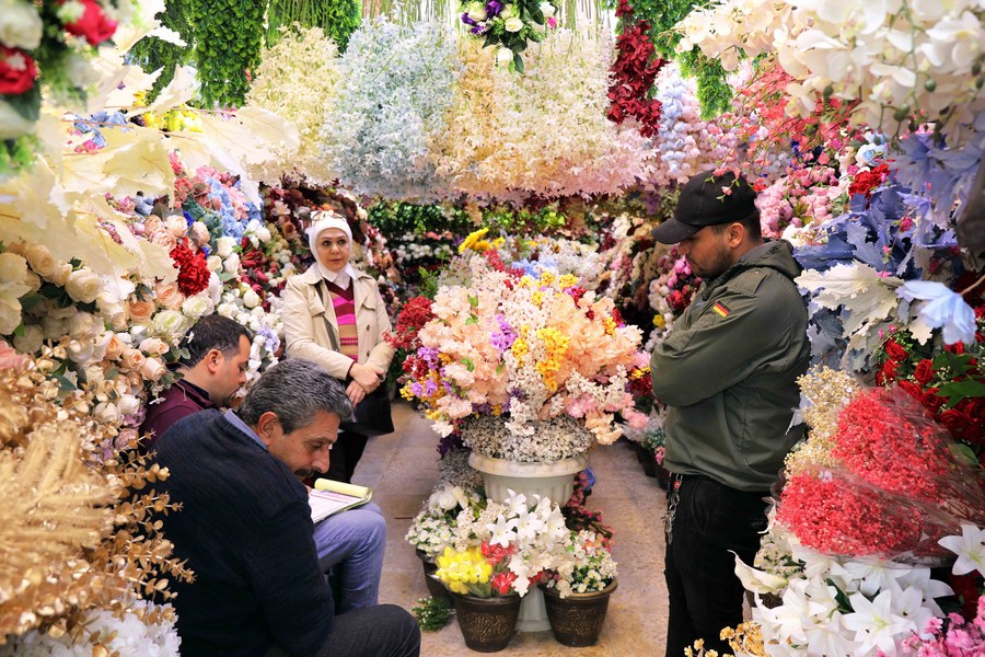 ชาวอิรักนิยมซื้อ 'ดอกไม้ประดิษฐ์' ฝีมือจีน สวยงามราคาถูก