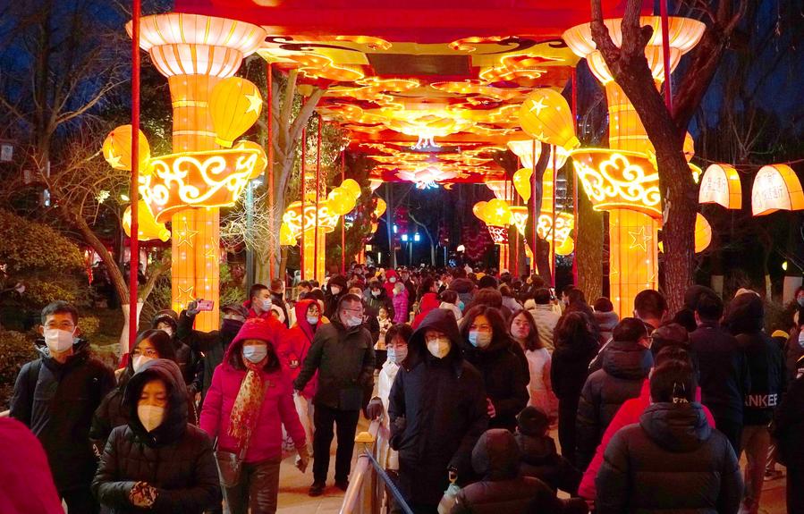 โคมไฟสีสันอลังการ ฉลองตรุษจีนในซานตง