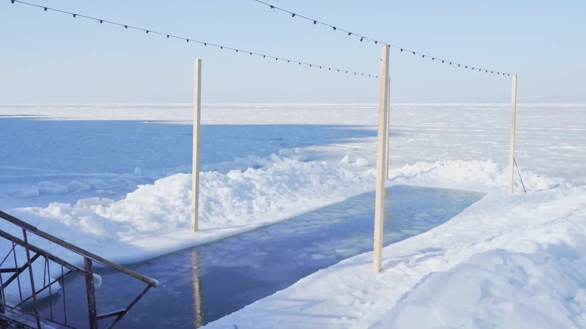 ชาวรัสเซีย 'ว่ายน้ำท้าหนาว' กลางอุณหภูมิติดลบ