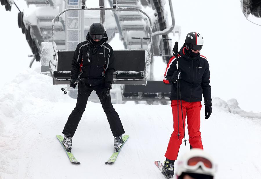 ชาวโครเอเชียเล่นสกีกลางหิมะขาวโพลน