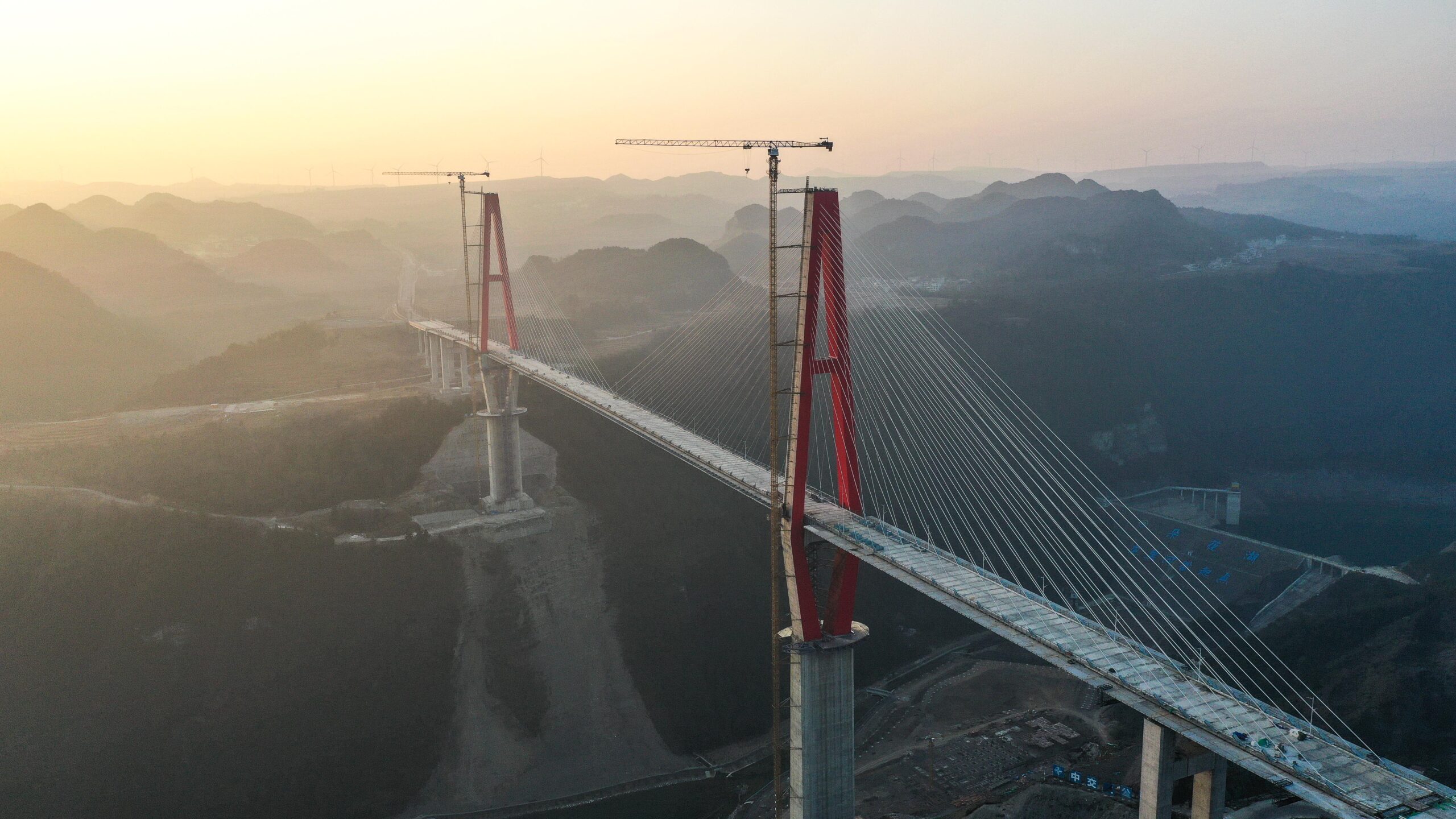 ชมงานสร้าง 'สะพาน' ยาว 1,260 เมตร ผ่าหุบเขาในกุ้ยโจว
