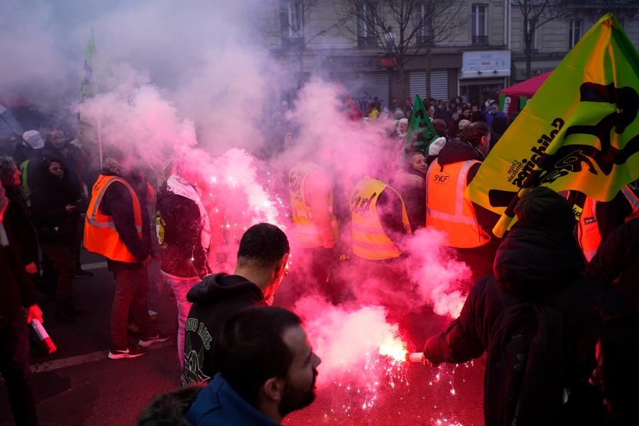 เหตุประท้วง 'แผนปฏิรูปเงินบำนาญ' ในปารีส