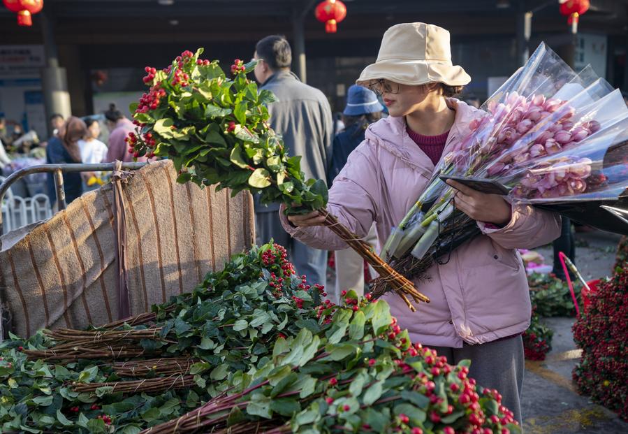 นทท.แห่เยือน 'ตลาดดอกไม้โต่วหนาน' ในคุนหมิง