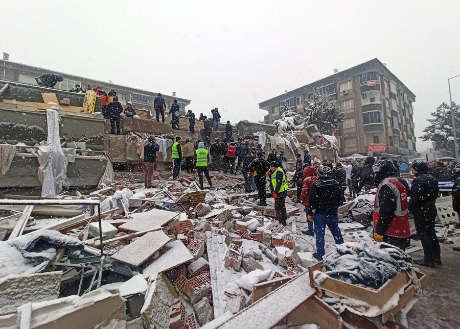 อาคารพังถล่มหลังเกิด 'แผ่นดินไหวรุนแรง' ในตุรกี