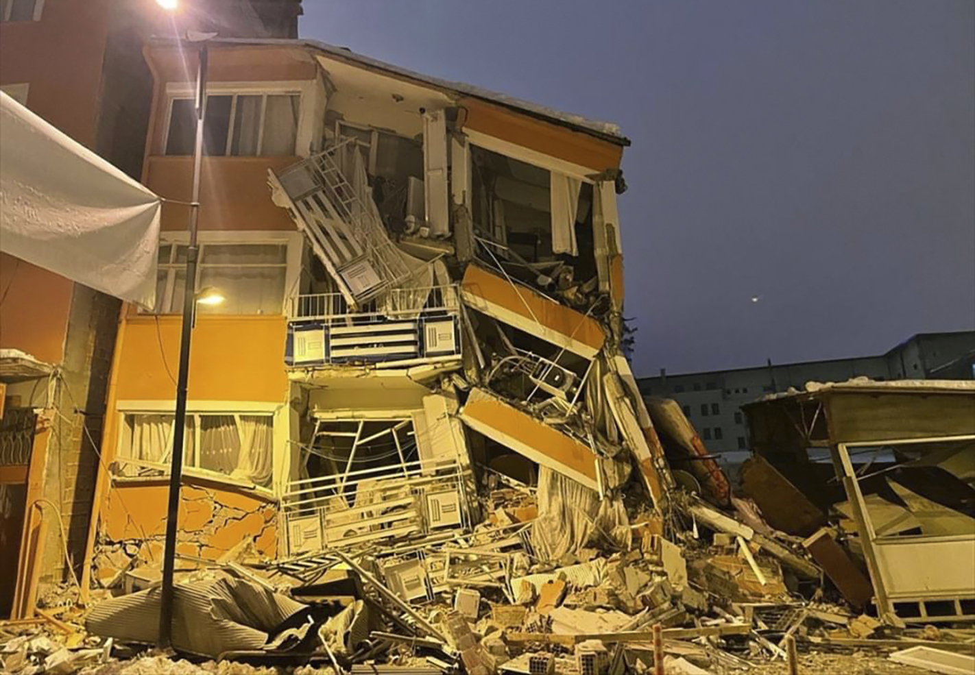 ตุรกีเผย 'แผ่นดินไหวรุนแรง' คร่า 76 ชีวิตแล้ว