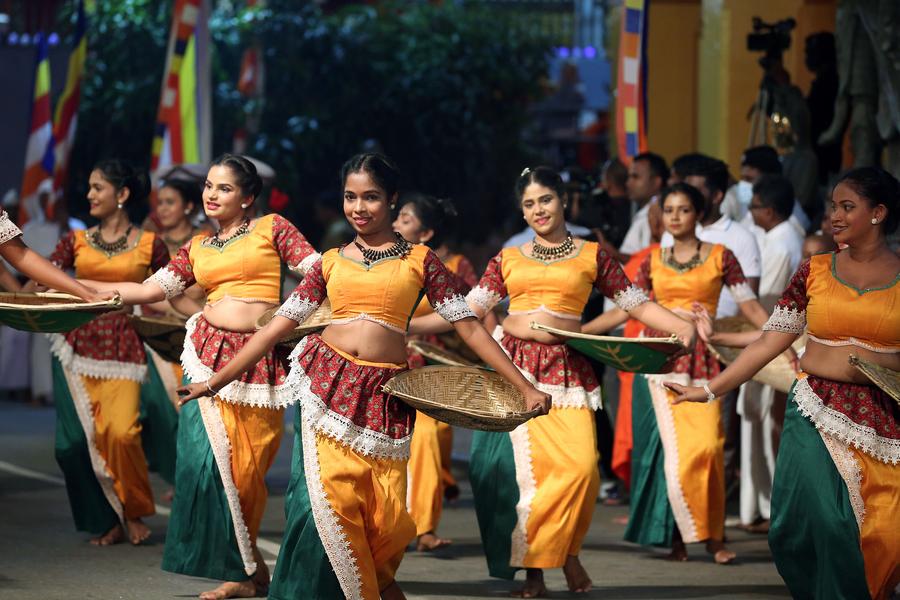 เทศกาล 'แห่พระธาตุ' ในโคลัมโบ จัดเต็มทัพนักเต้นระบำดั้งเดิม