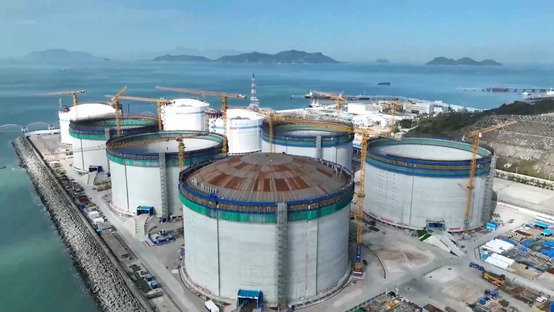 ถังเก็บก๊าซ LNG ในเขตอ่าวกว่างตง-ฮ่องกง-มาเก๊า สร้างโครงหลักเสร็จสิ้น
