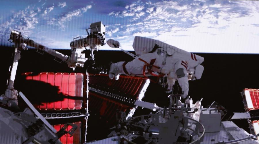 GLOBALink : ทีมนักบินอวกาศเสินโจว-15 ทำ 'กิจกรรมนอกยาน' ครั้งแรก