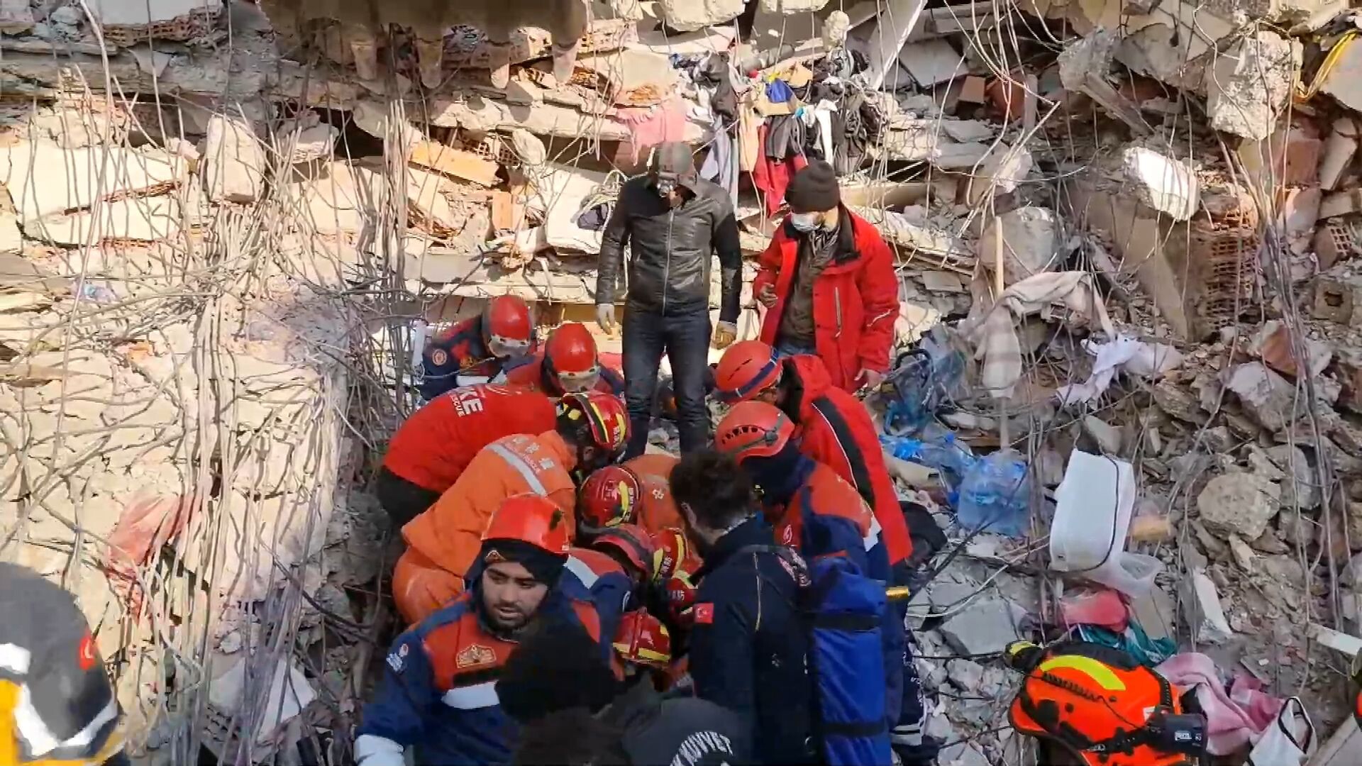 GLOBALink : กู้ภัยจีนร่วมช่วย 'ผู้รอดชีวิต' ติดซากแผ่นดินไหวตุรกีนาน 150 ชม.