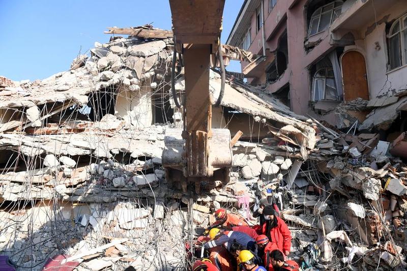 'กู้ภัยจีน-ตุรกี' ช่วยหญิงวัย 83 รอดชีวิตจากแผ่นดินไหว