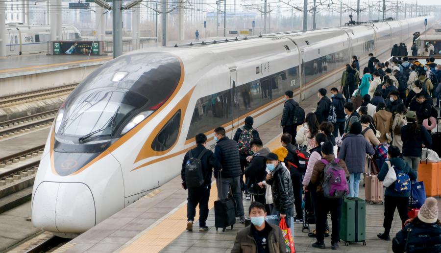 สถานีรถไฟจีนเนืองแน่น ส่งท้ายมหกรรมเดินทางตรุษจีน