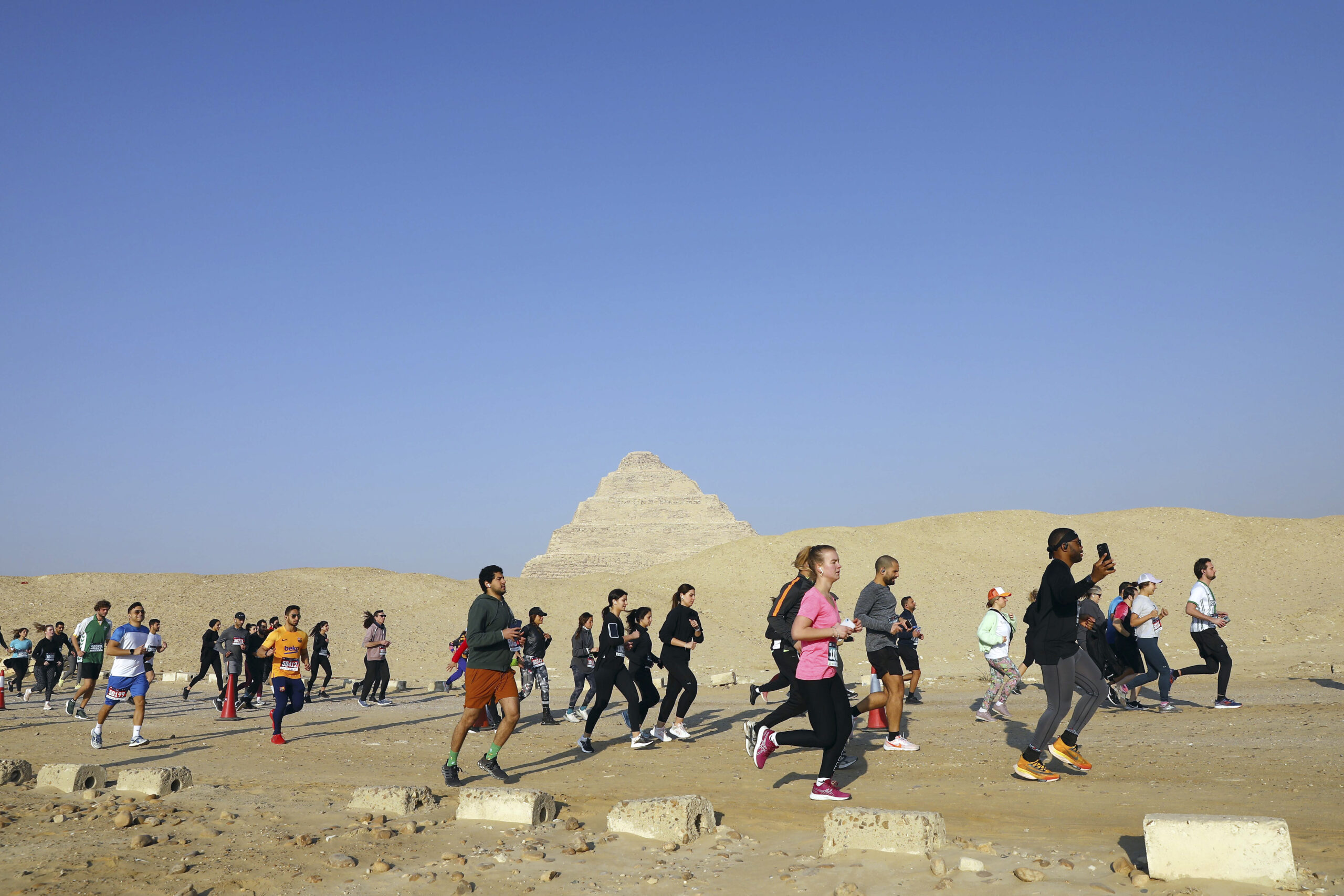 นักวิ่งประชันฝีเท้างาน 'วิ่งพีระมิดซัคคารา' ในอียิปต์