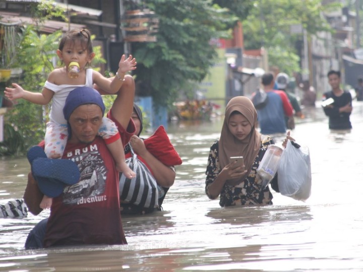 Asia Album : ชาวอินโดฯ แห่ขนของหนีน้ำท่วมสูงในสุราการ์ตา