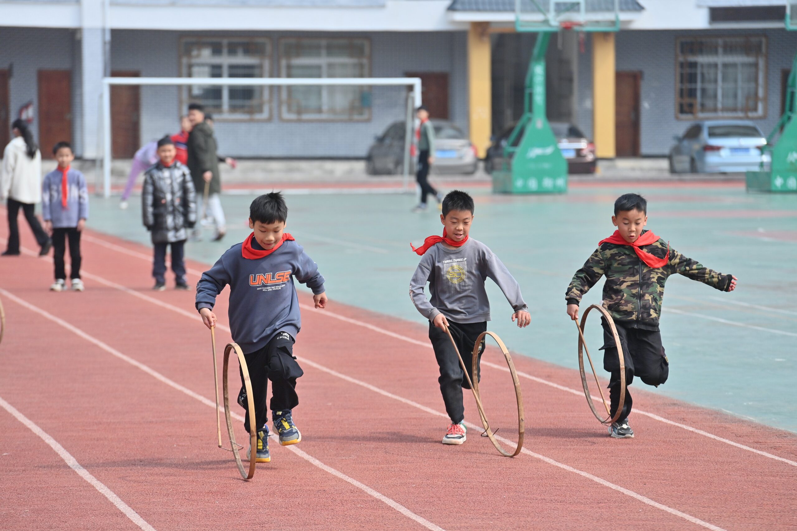 เด็กนักเรียนตัวน้อยเล่น 'กีฬาพื้นบ้าน' ในกว่างซี