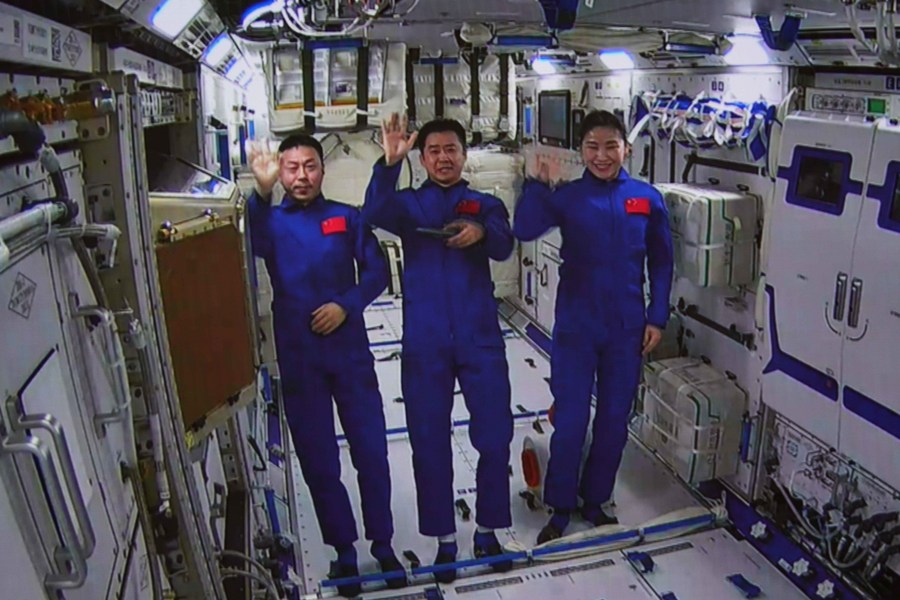 จีนมอบเหรียญเกียรติยศ 'ทีมนักบินอวกาศ' ภารกิจเสินโจว-14